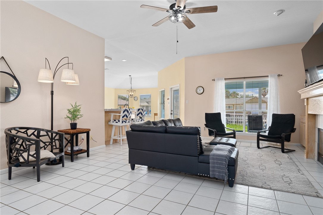 1025 Pompano Dr Property Photo 3