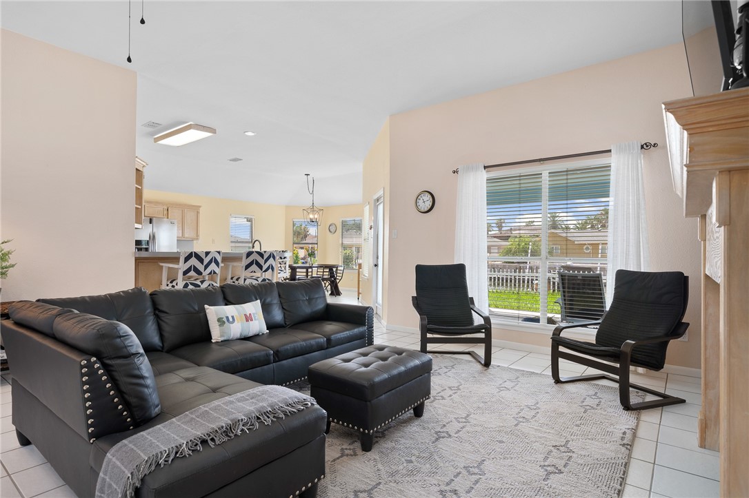1025 Pompano Dr Property Photo 4