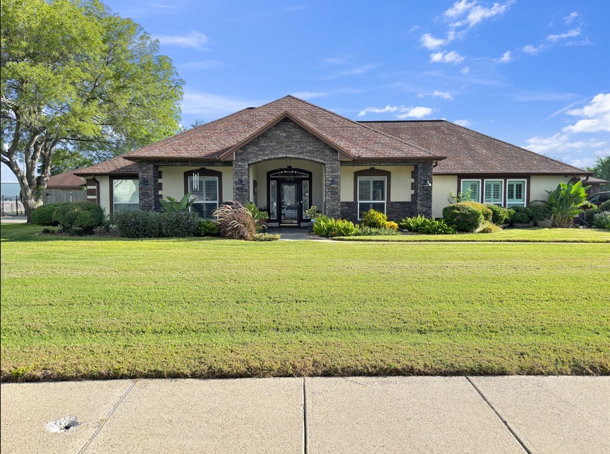 13910 Riverway Dr Property Photo 2