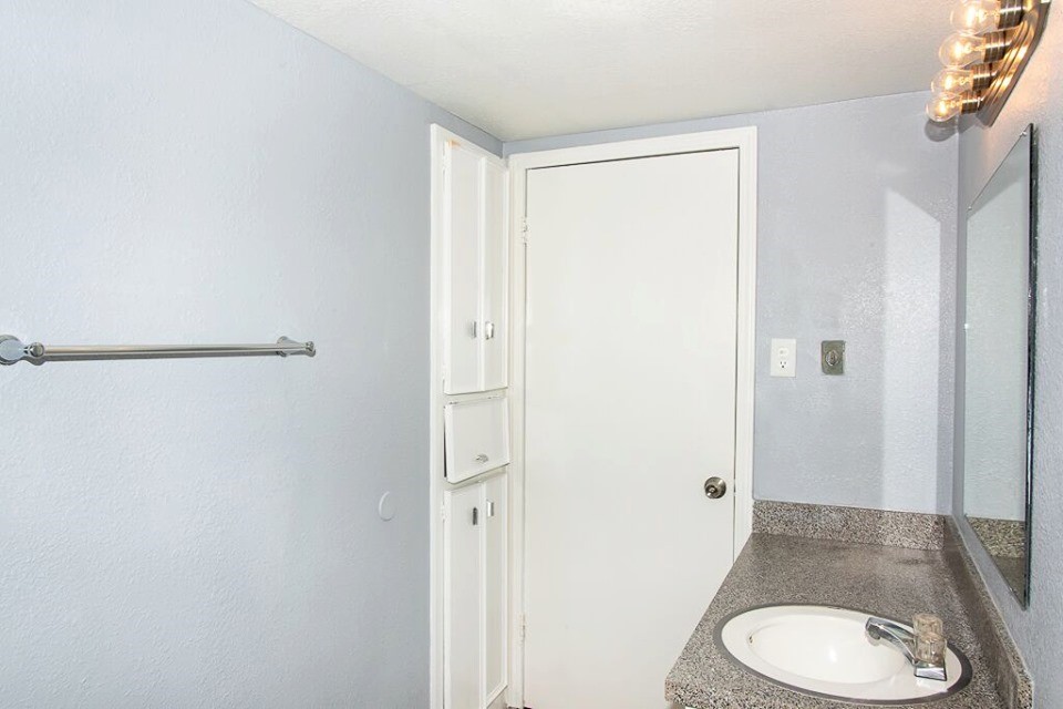 5826 S Alameda St Property Photo 7