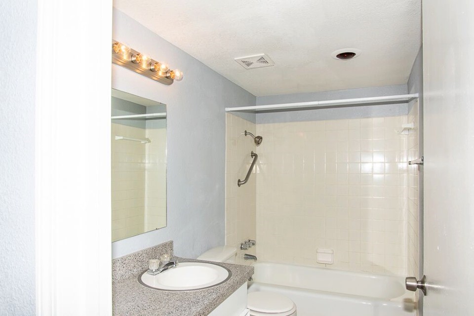5826 S Alameda St Property Photo 8