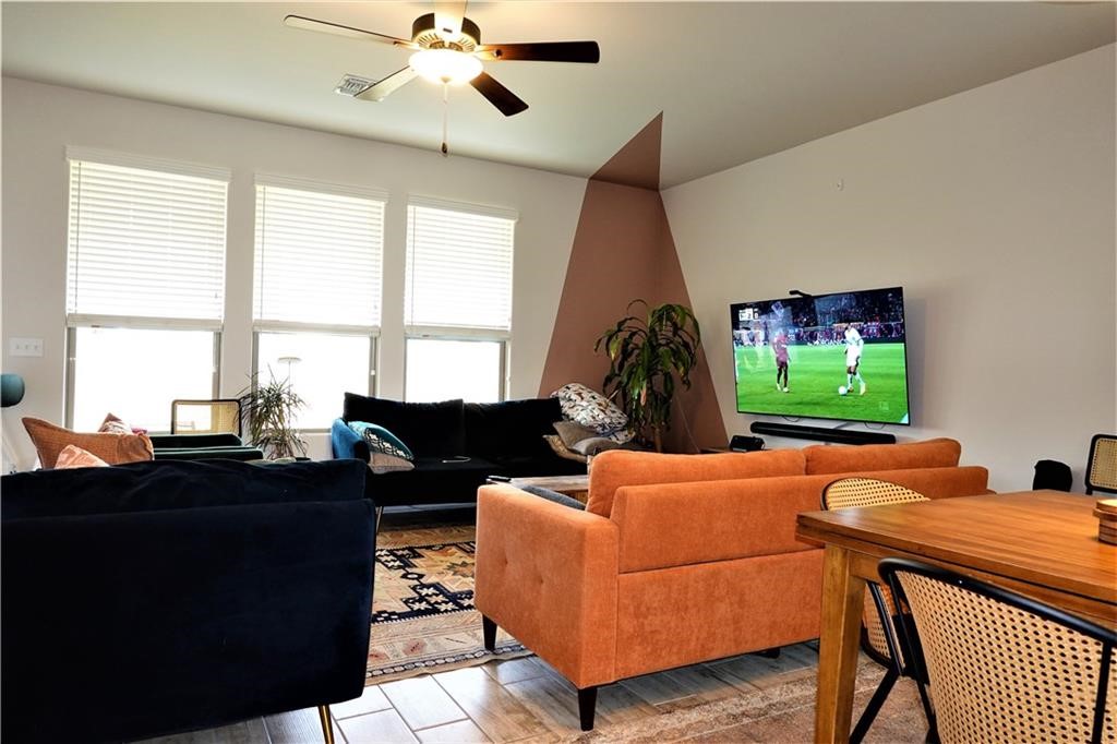 1018 Ocean Breeze St Property Photo 3