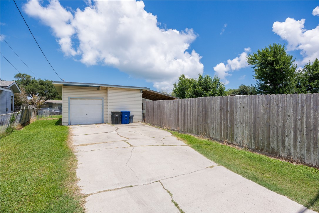 1037 Collingswood Dr Property Photo 32