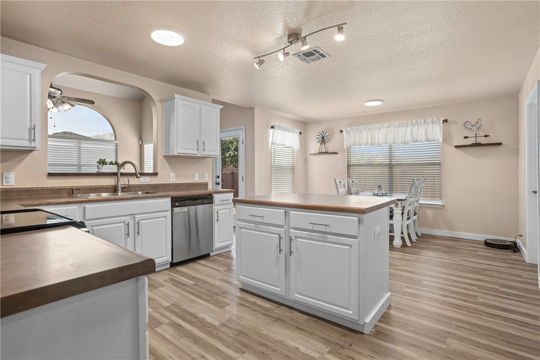 2488 Divine Way Property Photo 4