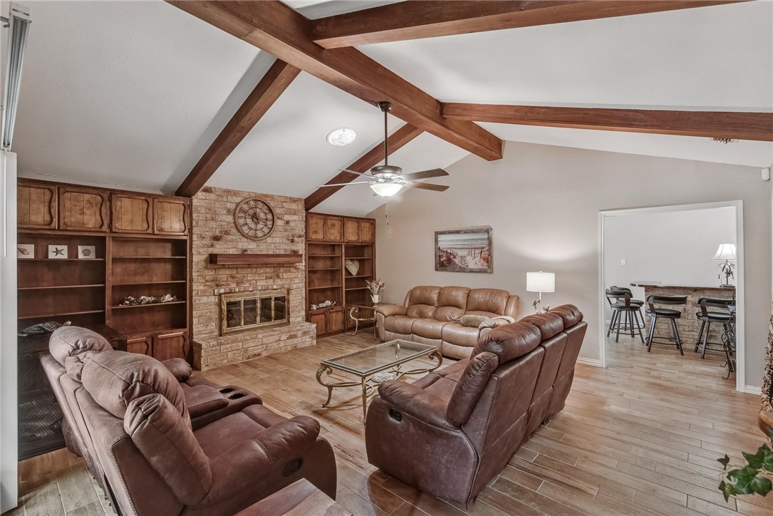 4957 Shadowbend Dr Property Photo 2
