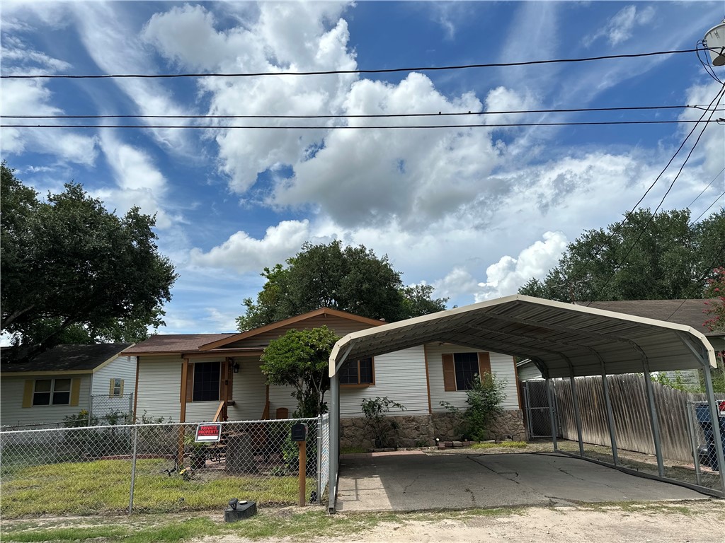 1411 Consuelo St Property Photo 2