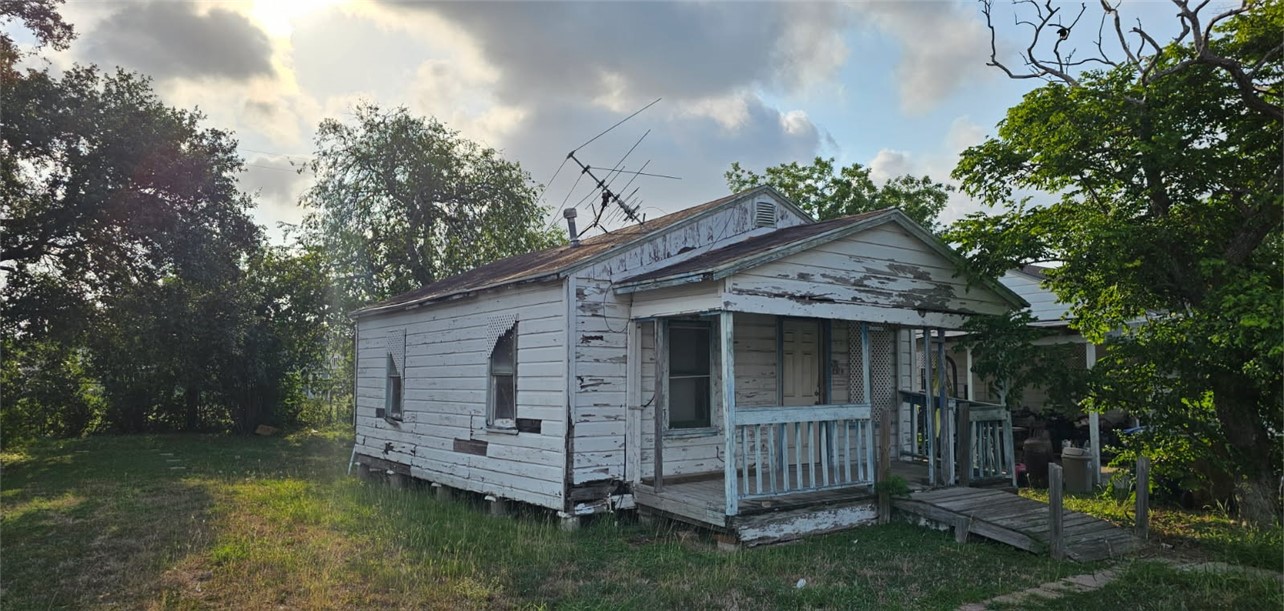 4633 Elvira Dr