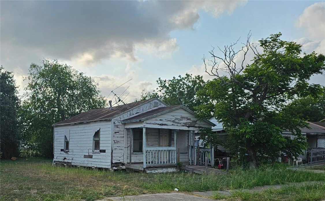 4633 Elvira Dr Property Photo 2