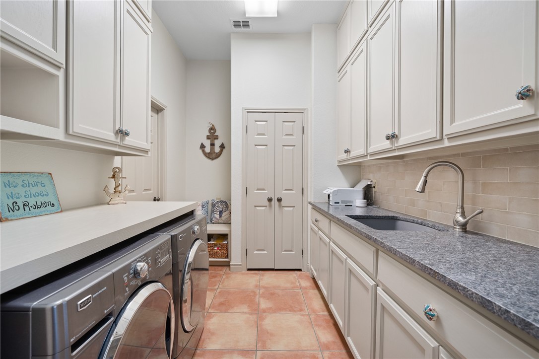 1114 Bay Property Photo 7