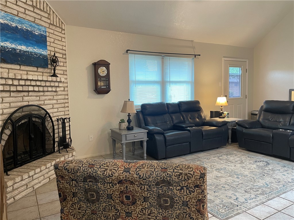 917 Saint Bernard St Property Photo 3