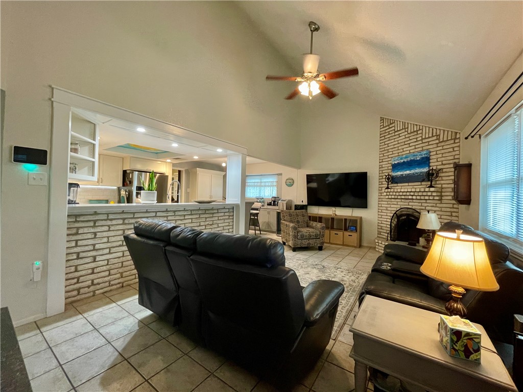 917 Saint Bernard St Property Photo 4