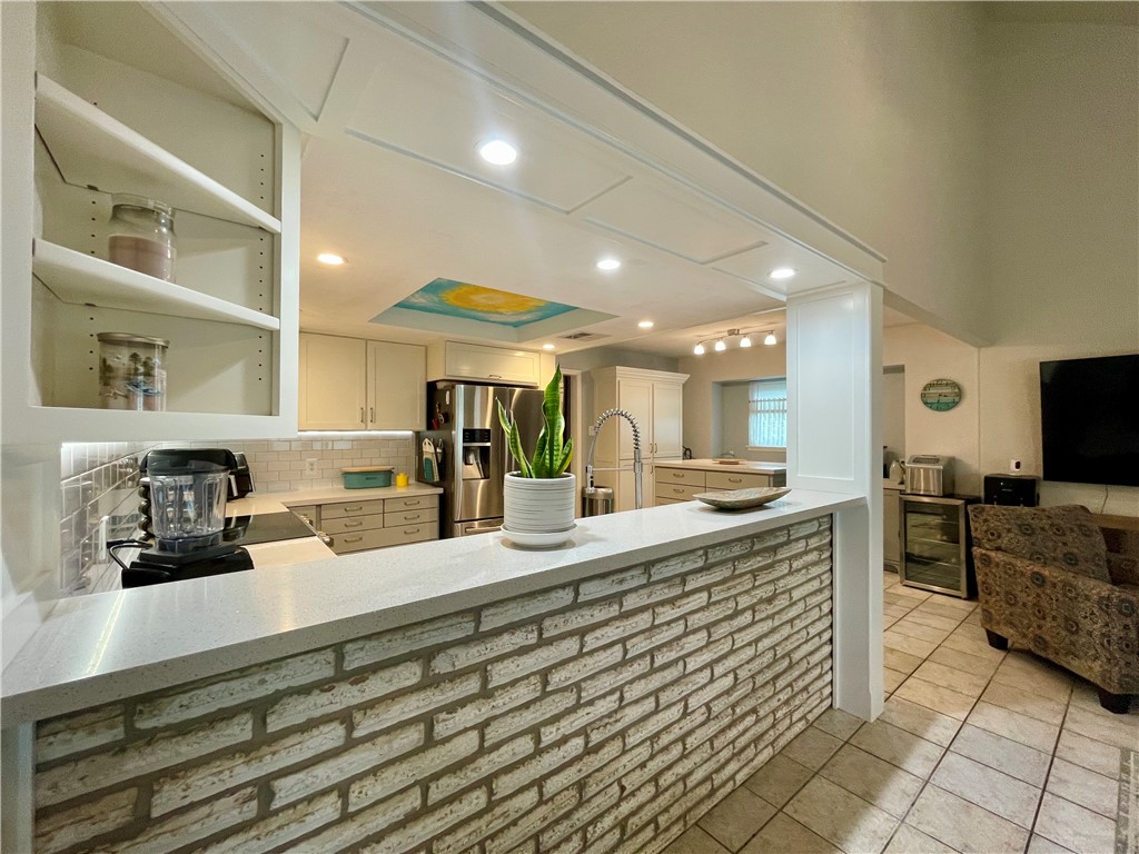 917 Saint Bernard St Property Photo 5