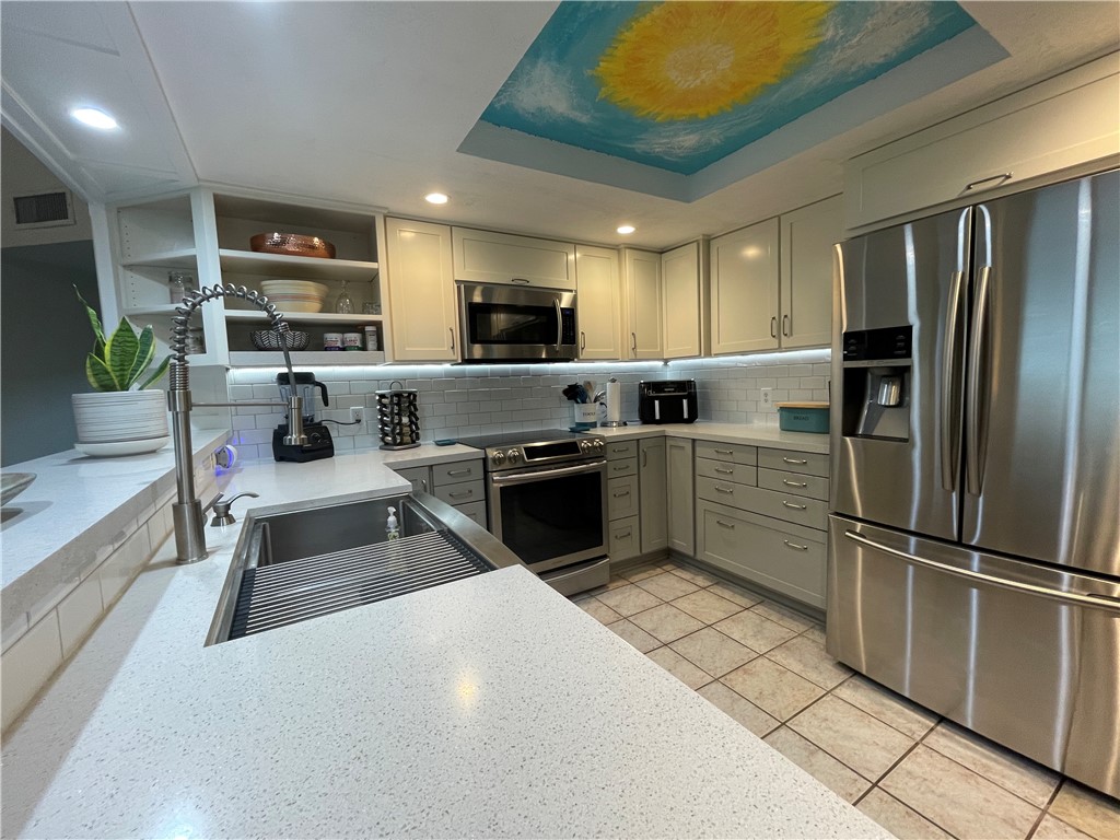 917 Saint Bernard St Property Photo 6