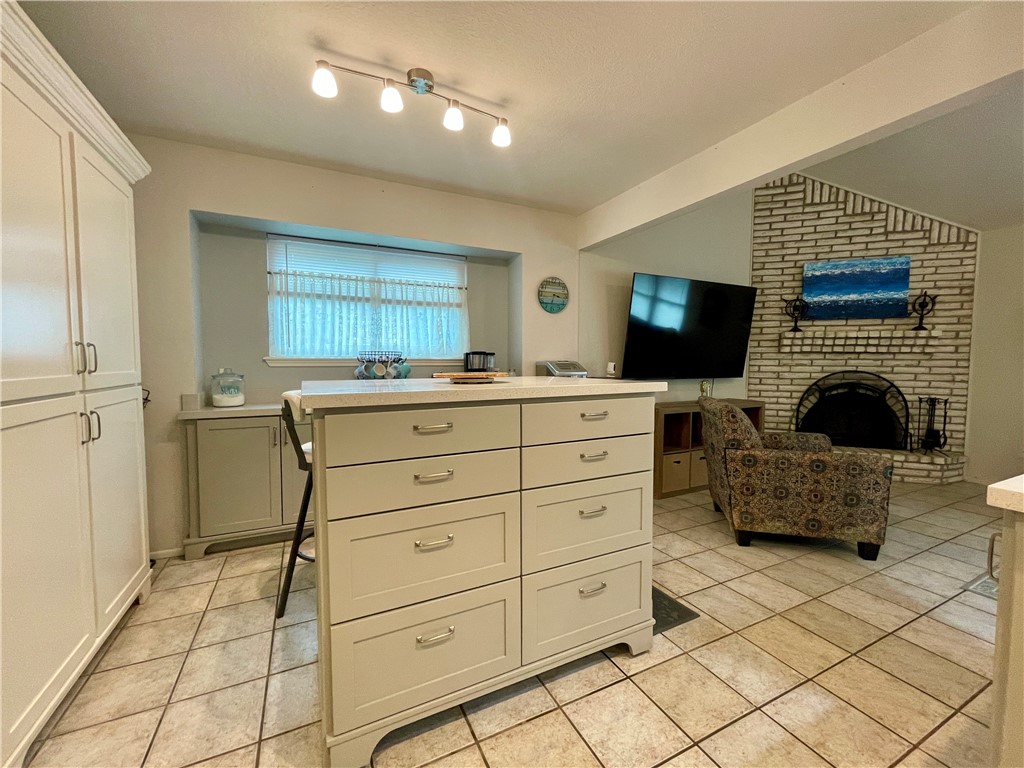 917 Saint Bernard St Property Photo 7