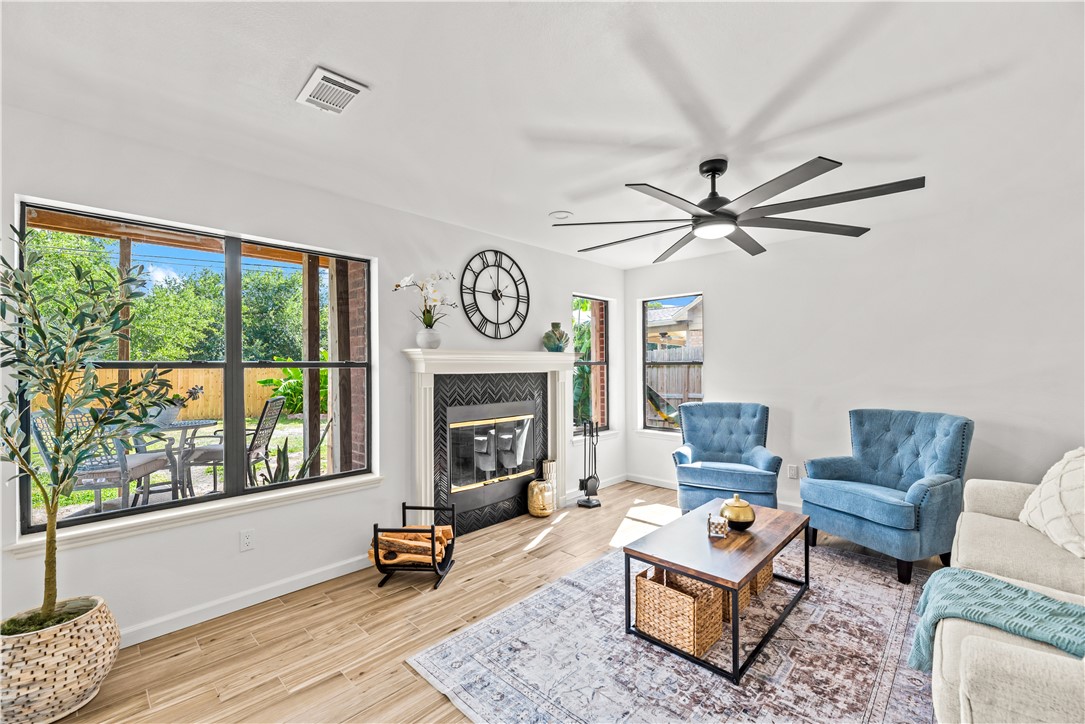 5025 Queens Ct Property Photo 4