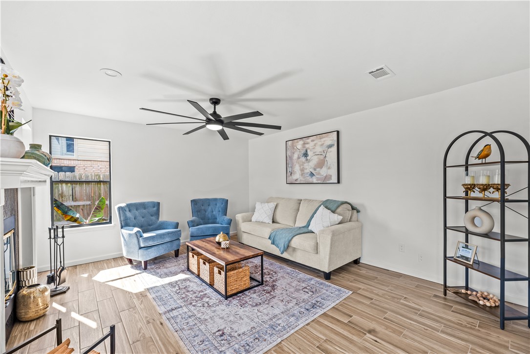 5025 Queens Ct Property Photo 6