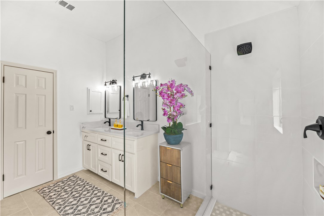 5025 Queens Ct Property Photo 18