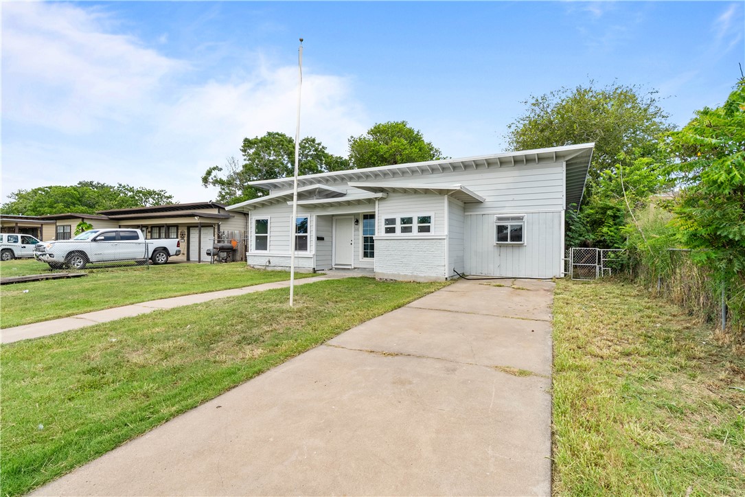 1601 Cambridge Dr Property Photo 2