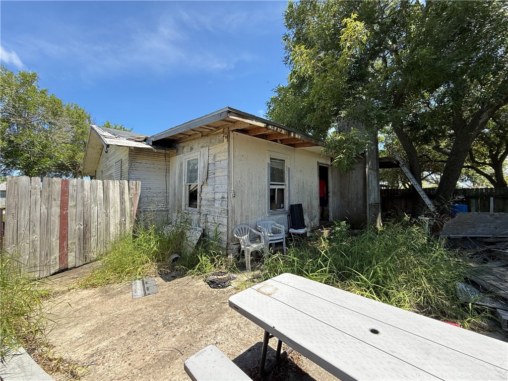 1930 Sandy Way Property Photo 2