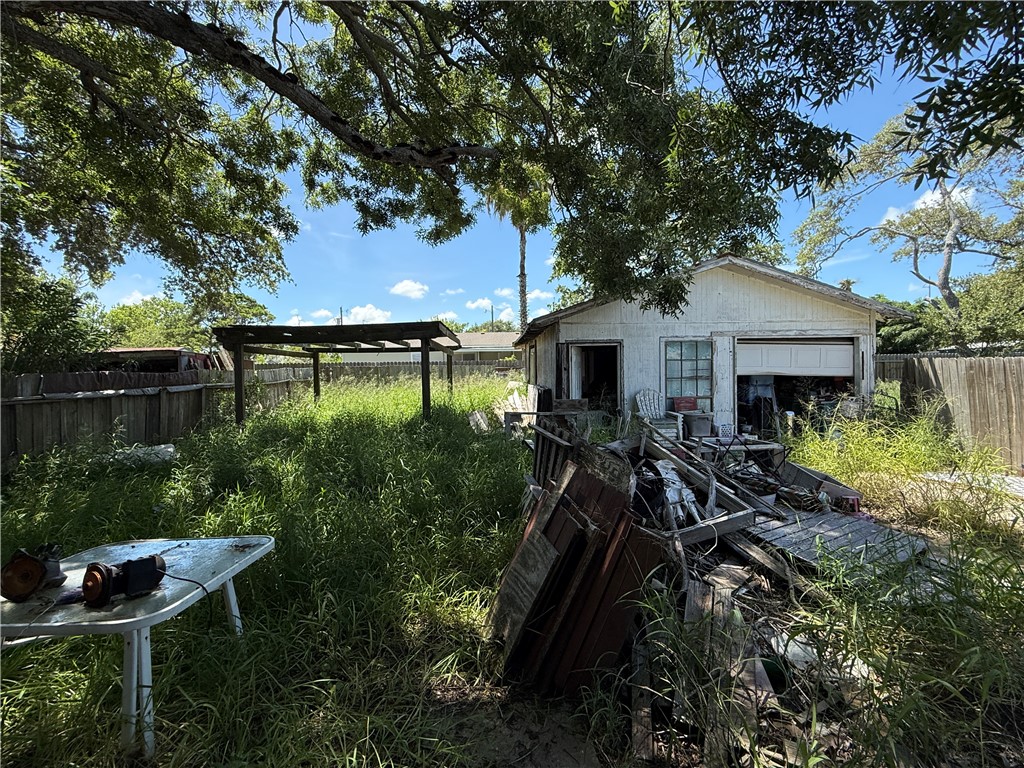 1930 Sandy Way Property Photo 3