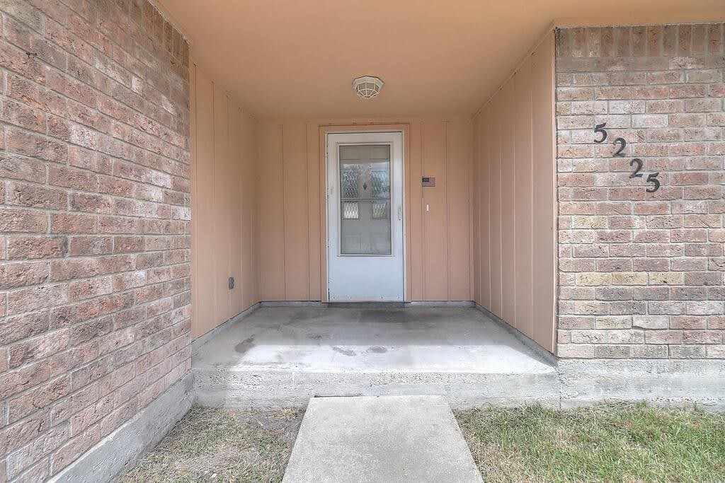 5225 Bonham St Property Photo 2