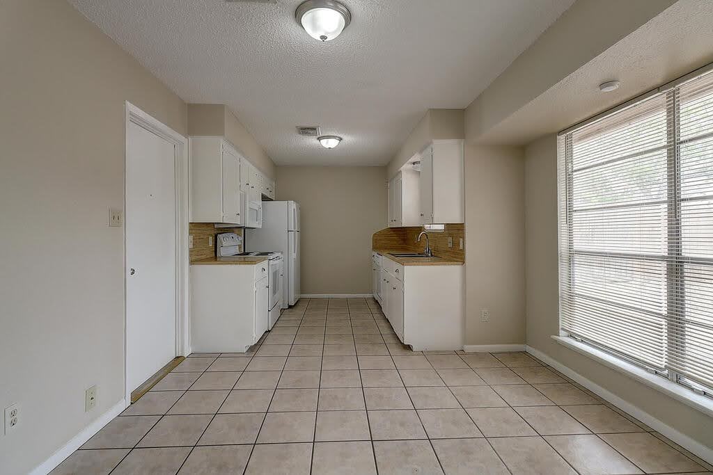 5225 Bonham St Property Photo 8