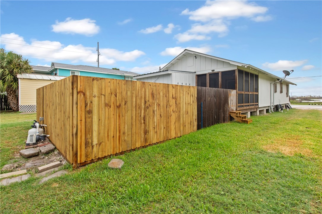 1326 Ross Ave Property Photo 3