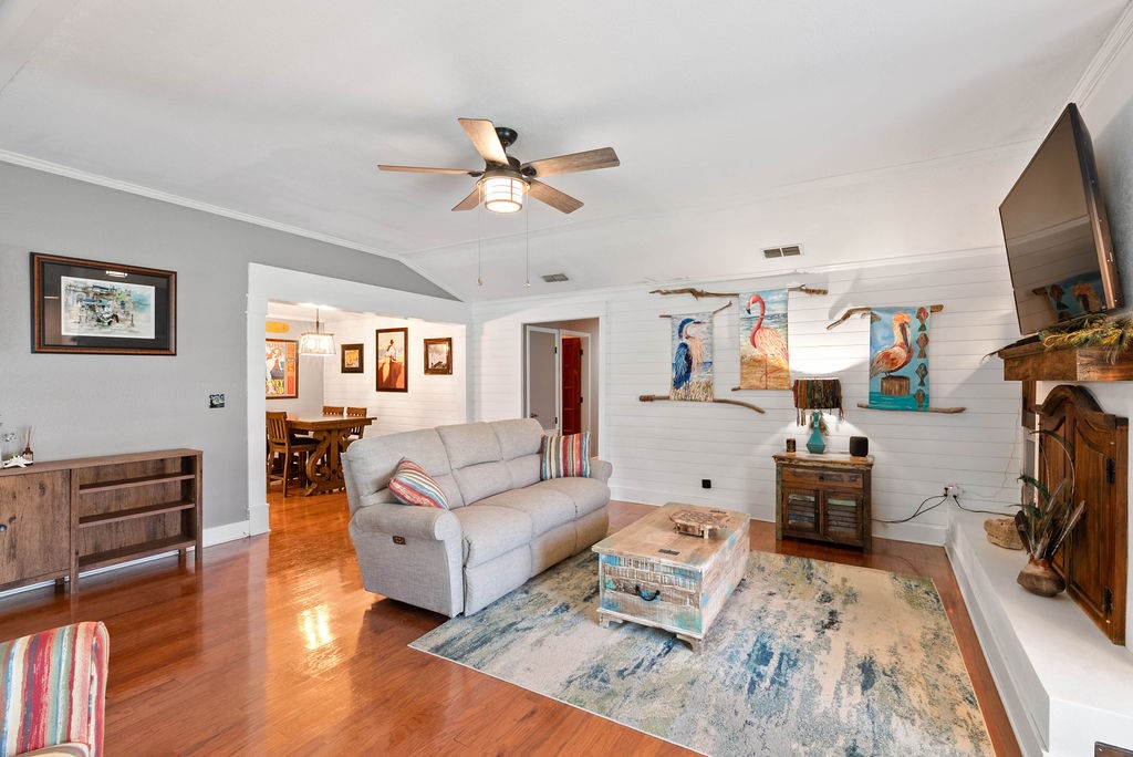 1105 S Paisano St Property Photo 3