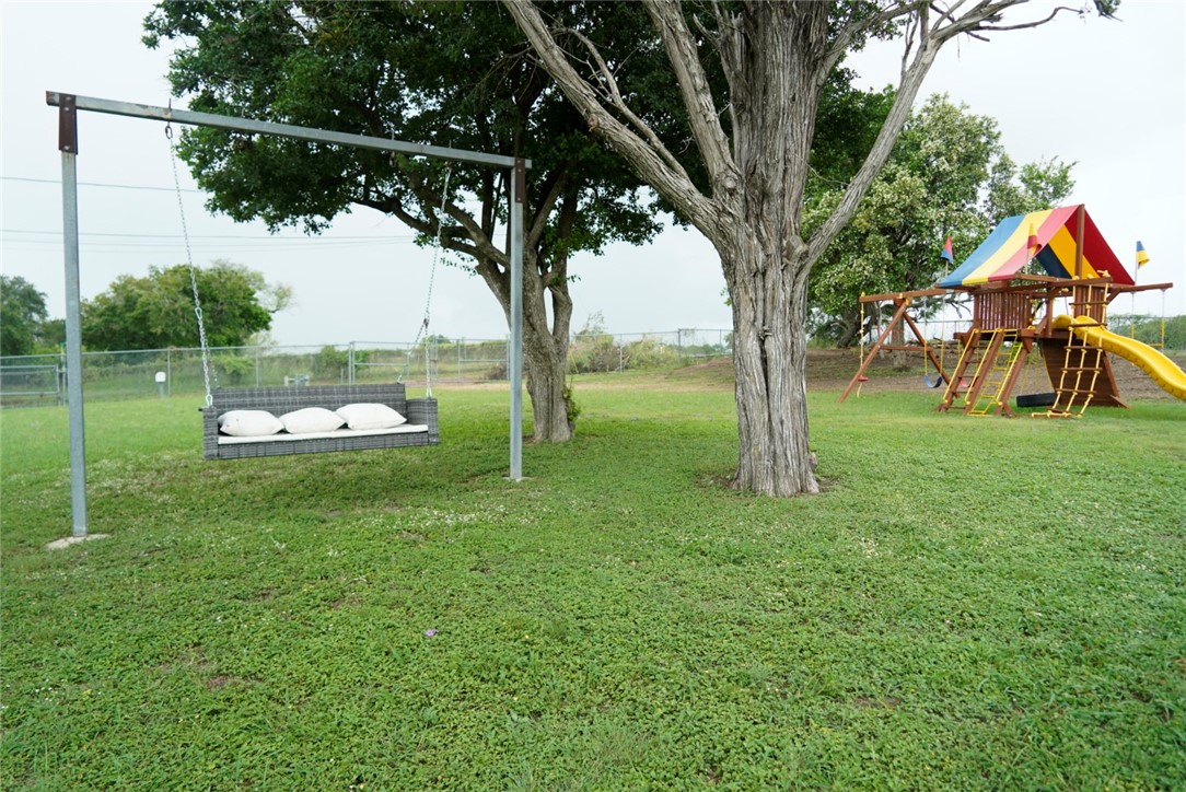 4625 Harney Rd Property Photo 3