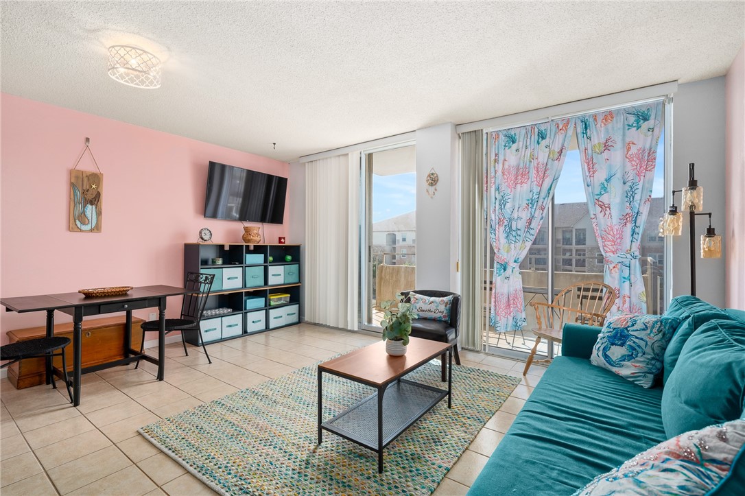715 S Upper Broadway St 404 Property Photo 5