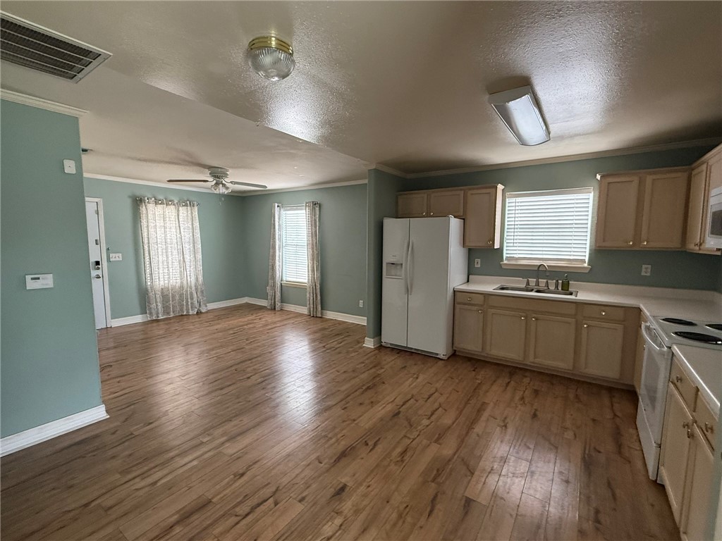 408 N Avenue C Property Photo 4