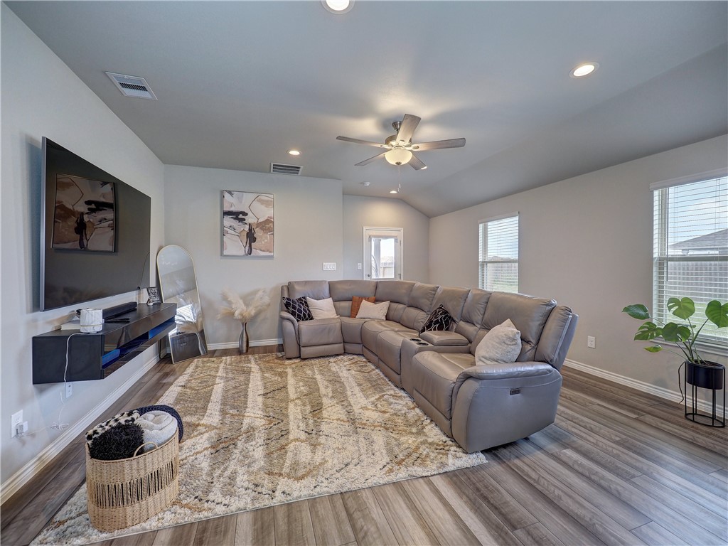 2693 Excelsior Blvd Property Photo 5