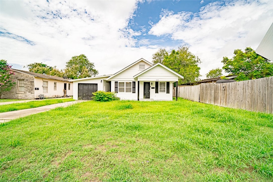 2853 Lawnview St Property Photo 2