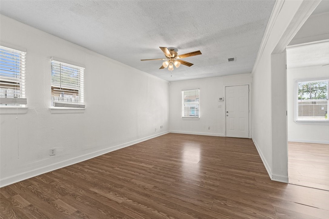 2853 Lawnview St Property Photo 6
