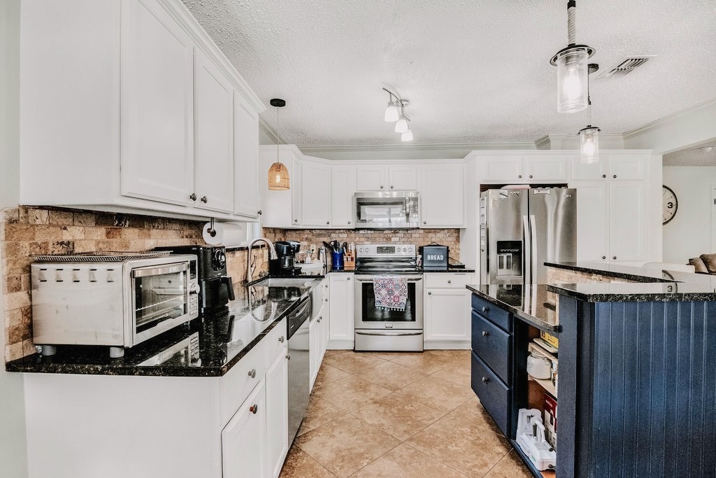 2311 Willow Dr Property Photo 6