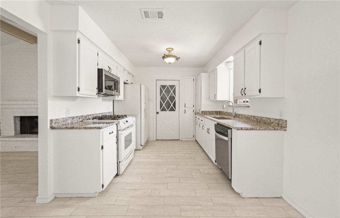 5809 Crest Circ Property Photo 4