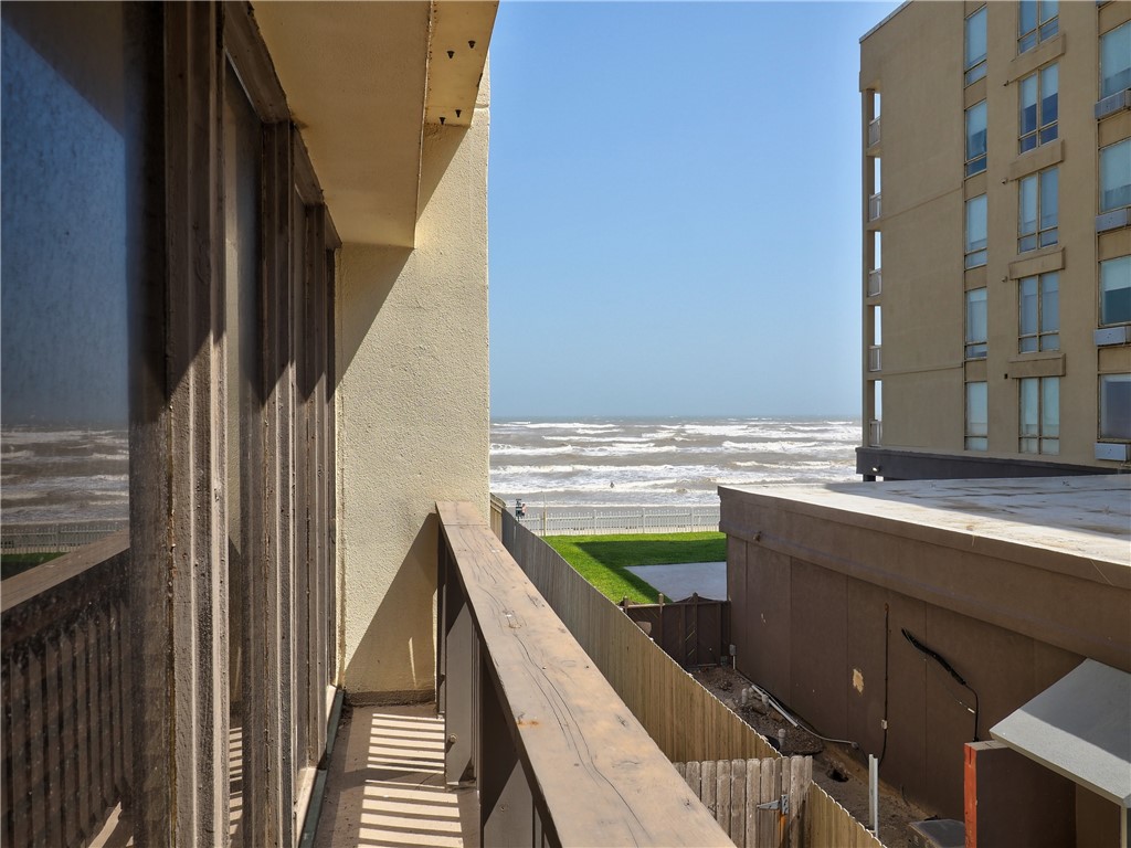 15002 Windward Dr 207 Property Photo 9