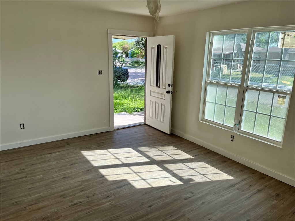 1106 Greenleaf Dr Property Photo 2