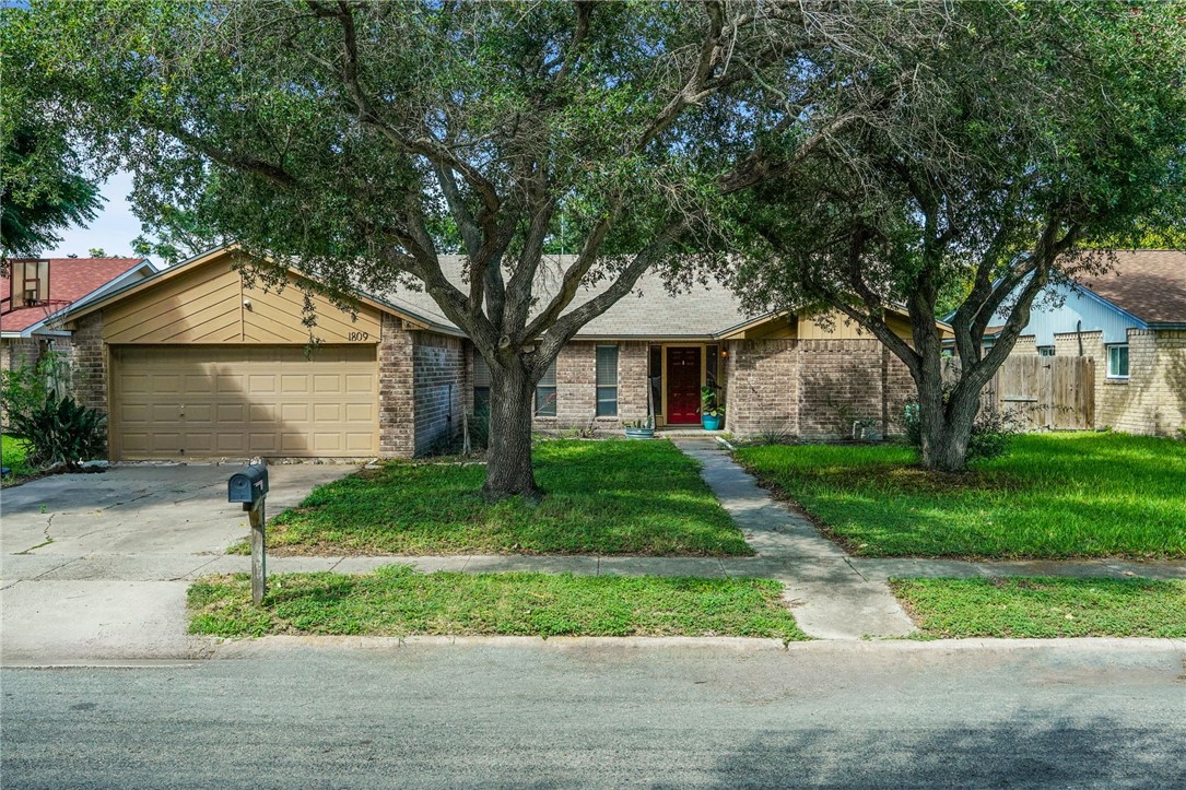 1809 Live Oak Dr Property Photo 1