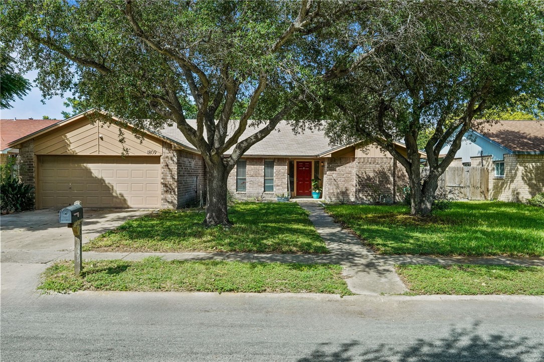 1809 Live Oak Dr Property Photo 2