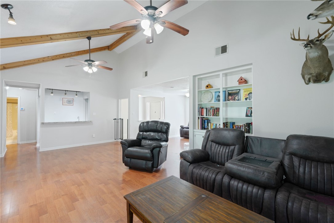 1809 Live Oak Dr Property Photo 5