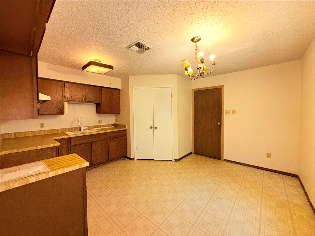1038 Golden Gate Property Photo 4