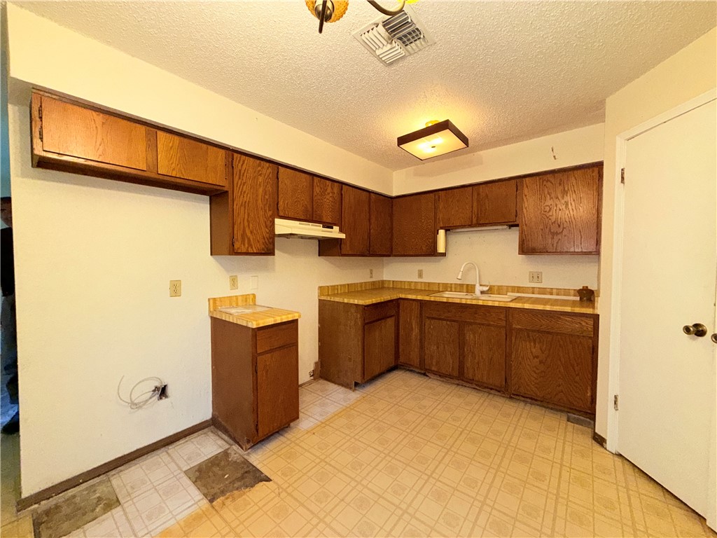 1038 Golden Gate Property Photo 5