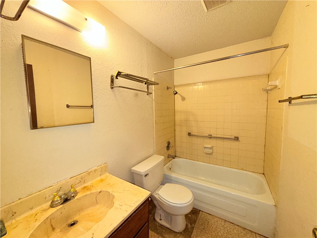 1038 Golden Gate Property Photo 11