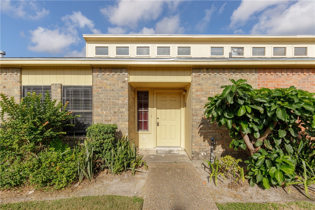 1818 Rodd Field E4 Property Photo 1