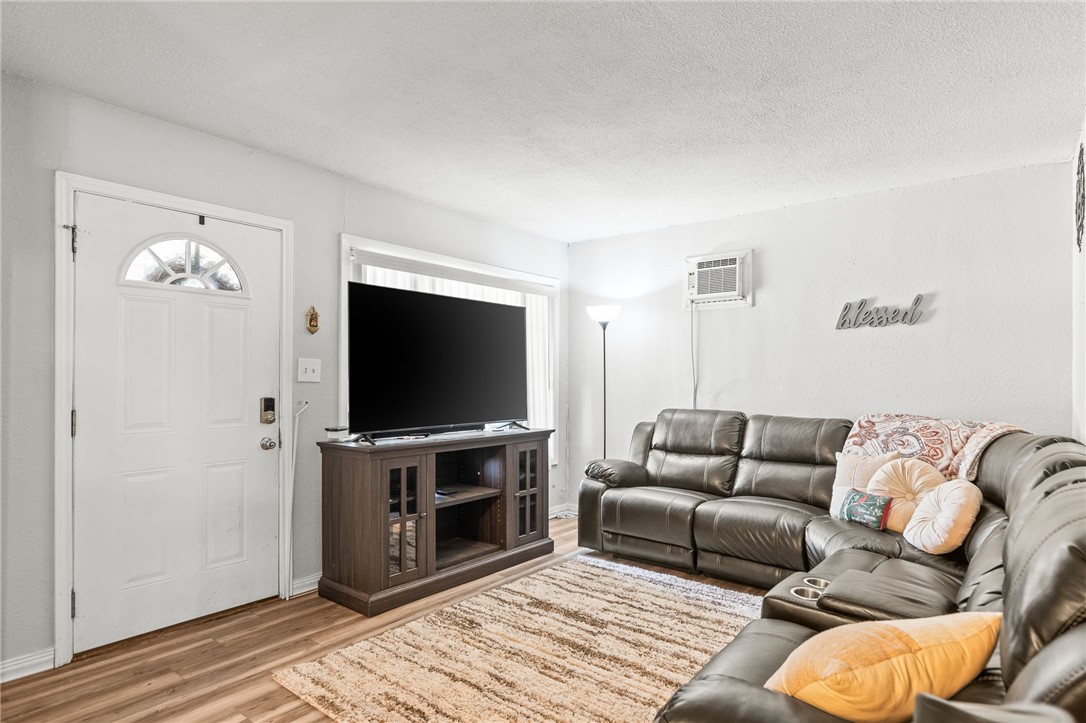 1011 Kleberg St Property Photo 3