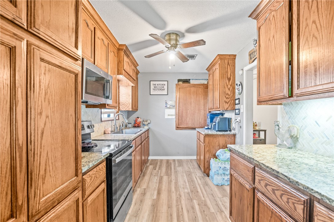 1011 Kleberg St Property Photo 6