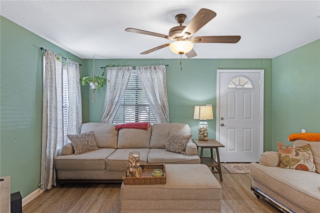 4633 Evelyn St Property Photo 4