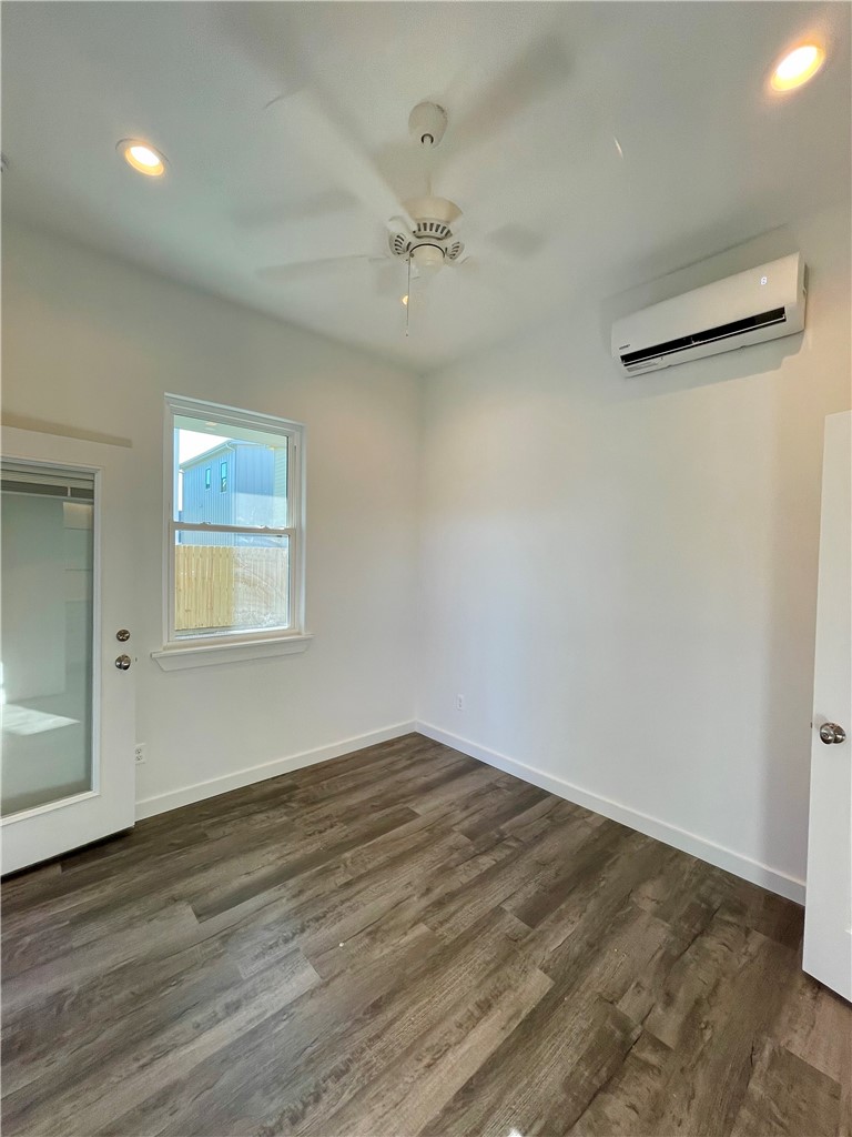 227 Port Mansfield St Property Photo 6