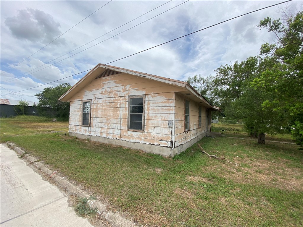 918 N Live Oak St Property Photo 3